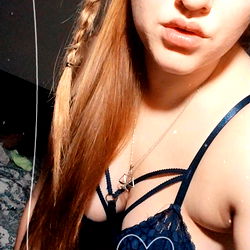 Abogada caliente: Glamorous Model in a Bold Blue Bra, Tags