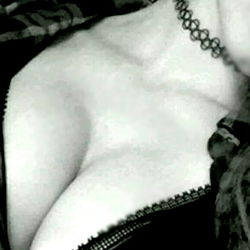 Anah_XoXo - A Captivating Model