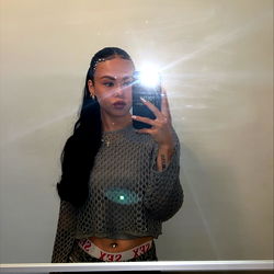 Anni, OnlyFans Model in Mirror Selfie