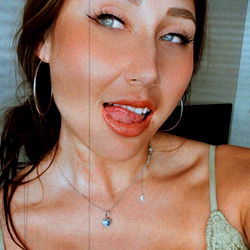 OnlyFans Model Ashhh Sharing a Fun Selfie