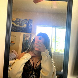 Stylish Model Olivia Anderson in a Fashionable Outfit