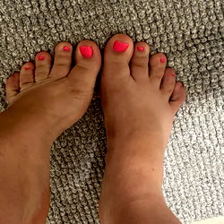 Amas Feet: Showcasing a Toe-Nail Polish Moment