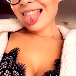 AnakimSky696, a Quebec-based OnlyFans model, showcases her unique style and personality.