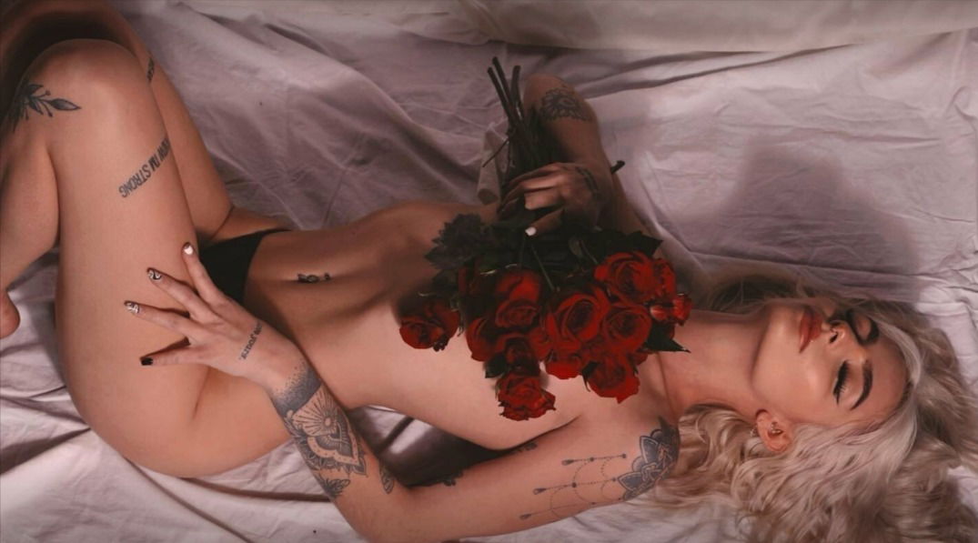 Hali 🤍 ONLINE 🟢 photo