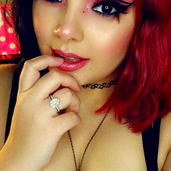 Onlyfans model Smokes&amp;Spooks with red hair and black lingerie in a selfie