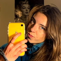 Cindy 🎀 Posing for Selfie