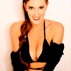 Vibingwclaudia_free - OnlyFans Model