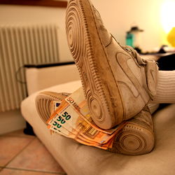 Laid-Back Lounger with Cash on Feet