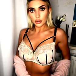 OnlyFans Model Zuzanna Alicja - Glamourous Photoshoot