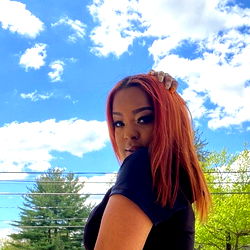 NY Onlyfans Model Mariesfunsizeworld Strikes a Pose Outdoors