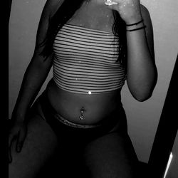 AmberXOX, Instagram Model Pose in OnlyFans Photo