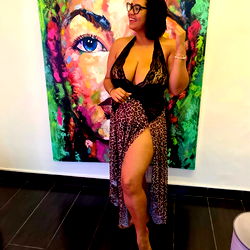 Stylish Female Model Ariela Bootyfull