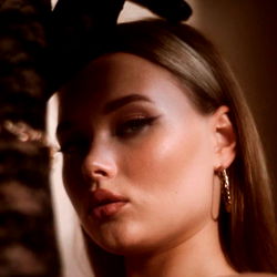 OnlyFans Model Arina's Stylish Elegance