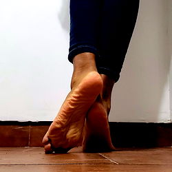 Argentine OnlyFans Model Alexa Showcases Her Dance Skills