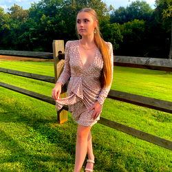 Anna Ramsey - Stylish Model on Instagram, Pose with Fence