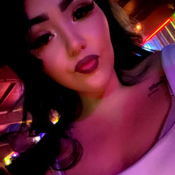 Stylish OnlyFans Model Thicc.thighs Smiling at Camera