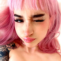 OnlyFans Model Ara's Stunning Pink Hair and Tattoos