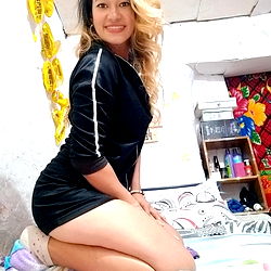 Kathe Muñoz - Intimate and Confident Model Pose