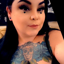 DatCurvyGirl - Vivid and Curvy Influencer Look