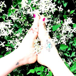 Feet-Crossing in Nature