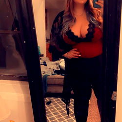 Model Raelynn1 in Mirror