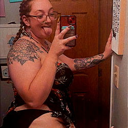 OnlyFans Model Kimmie Sharing a Selfie