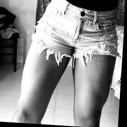 Seri07meji Model Shows Off Her Ripped Jeans