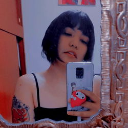 Model Sachi Nanjō Taking a Selfie in Mirror