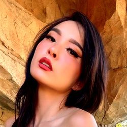 Amii, OnlyFans Model, Pose for Camera