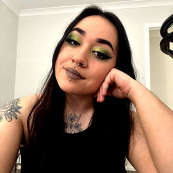 Ari, a striking 🇳‍🇮 model with vibrant fashion and makeup