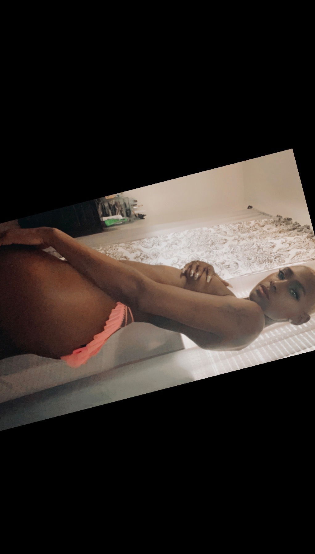 Applebottomblack🍏 photo