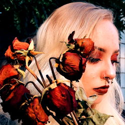 Keez 🖤👻 with roses