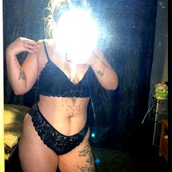 Sexyblondiex in a Lingerie