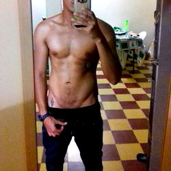 OnlyFans Model Alejandro De León Shows Off His Well-Defined Physique