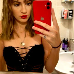 Model Leyshxoxo Posing for Onlyfans