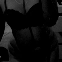 Alessa: A Stylish and Confident Model