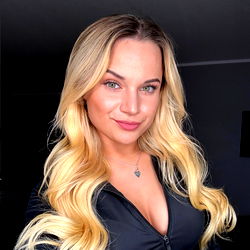 OnlyFans Model Romina Showcasing Her Fashionable Style with Confidence