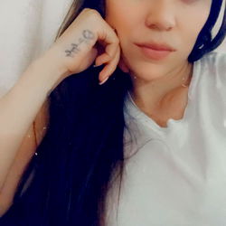 Ale Mur on Onlyfans, striking a pose in her home gym