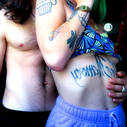 Fan et Léo's Intimate Moment in Black and White