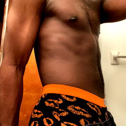 Amari_sexsy: A Shirtless OnlyFans Model Showcasing Style and Confidence