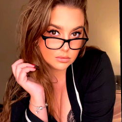 OnlyFans Model The Luscious VIP 🌹, Striking a Pose in Essex