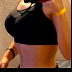 Fitness Model Vanessa: High-Resolution Body Image