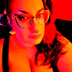 Ayla Rav in a vibrant and captivating selfie