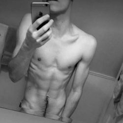 Model FitAndAnon Sharing Progress in Mirror Selfie