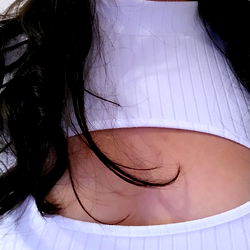 OnlyFans Model Alexa Mariel Martínez Shares Her Style and Confidence in White Fashion Photos