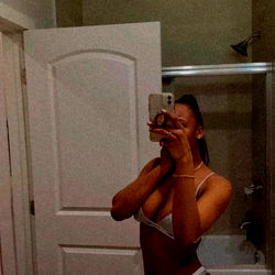 Aprilsfinest, Exotic Model in a Bikini