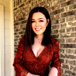 Model Smashley, Exuding Confidence