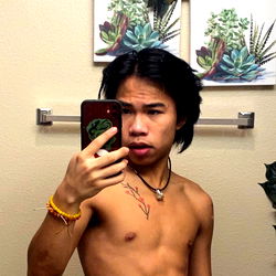 OnlyFans Model in Shirtless Selfie