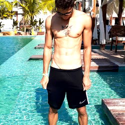 Brito Fit, a fitness influencer enjoying a relaxing poolside