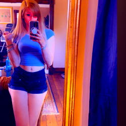 Onlyfans Model Lindsey Posing for a Photo in Her Living Room